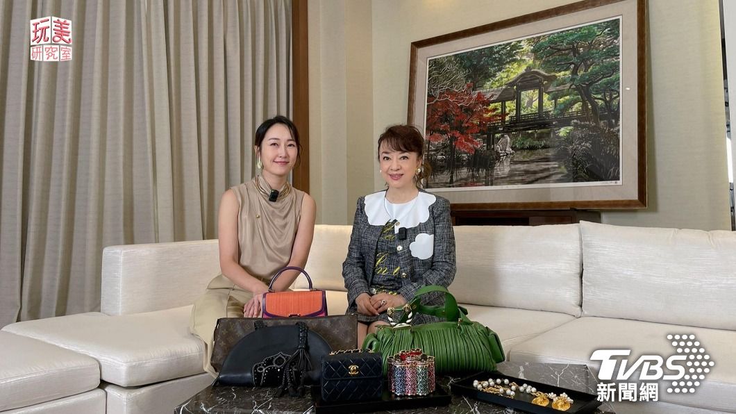 翁倩玉將首次購入的精品包帶來《玩美研究室》。（圖／TVBS）