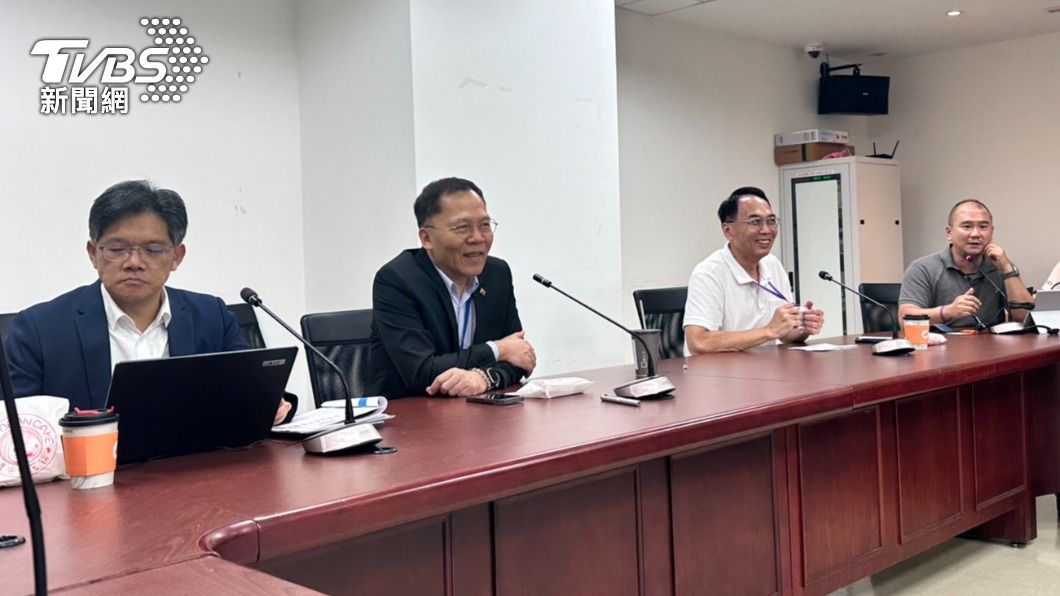 北市府副秘書長游適銘、觀傳局長王秋冬、民政局副局長吳坤宏、殯葬管理處長張世昌今針對公立塔位說明。(圖/林至柔攝)
