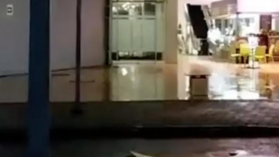 被透明玻璃出賣！辦公室廁所激情纏綿　情侶活春宮被看光