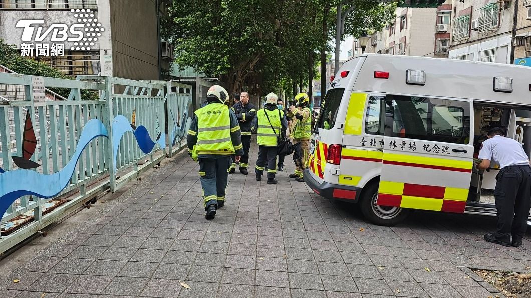 警消到場搶救。(圖/TVBS)
