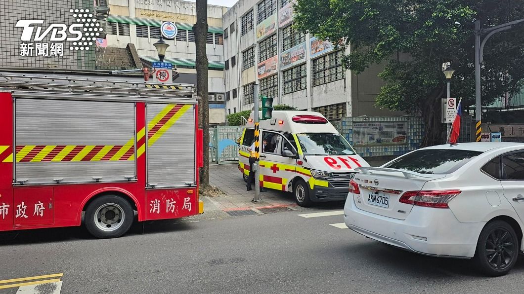 大批警消到場救援。(圖/TVBS)