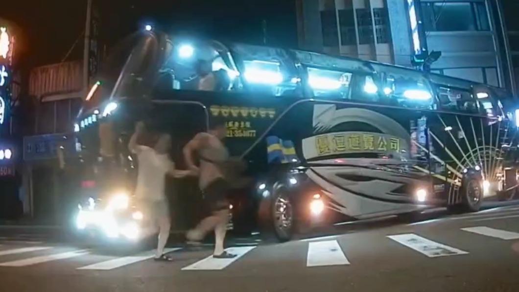 驚險瞬間!宜蘭遊覽車未禮讓行人 2男女「閃跳開」險遭撞