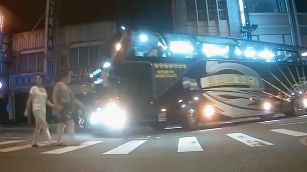 男子注意到遊覽車愈靠愈近。(圖/翻攝自社會事新聞影音)