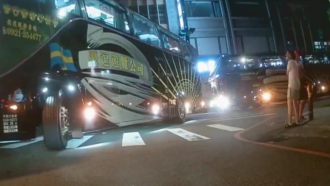 這對男女氣得猛瞪公車司機。(圖/翻攝自社會事新聞影音)