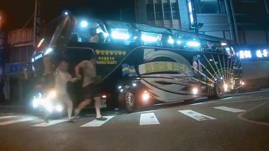 男子拉著女子往前跳開。(圖/翻攝自社會事新聞影音)