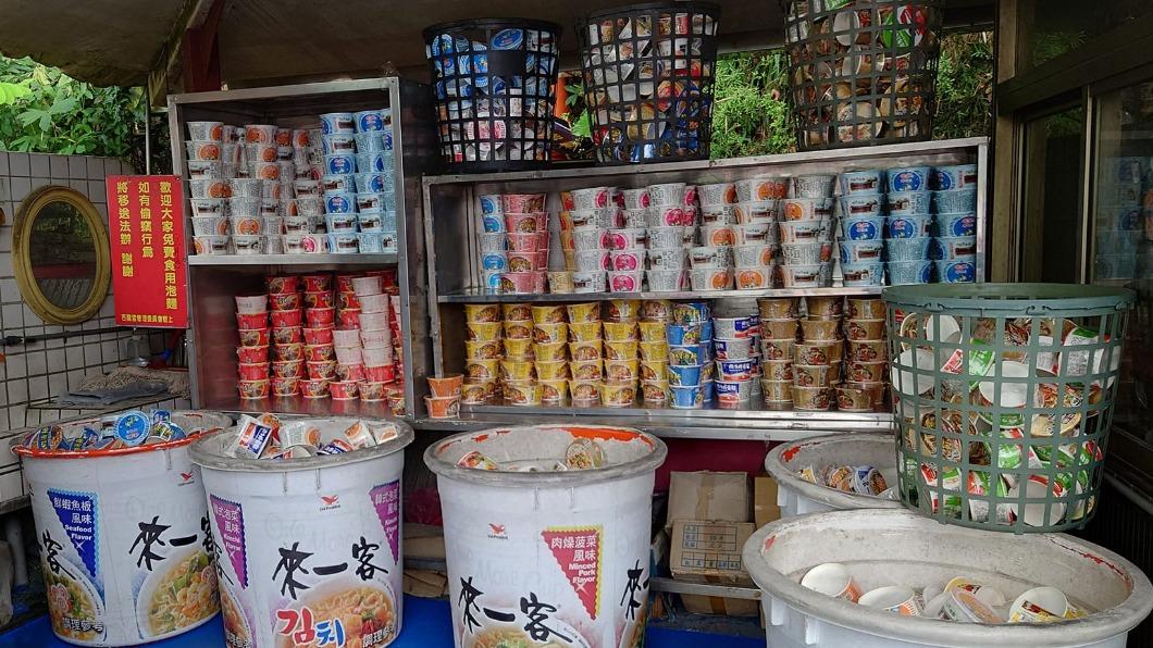 石龍宮堆出泡麵牆奇景。(圖/翻攝自南投中寮石龍宮臉書)