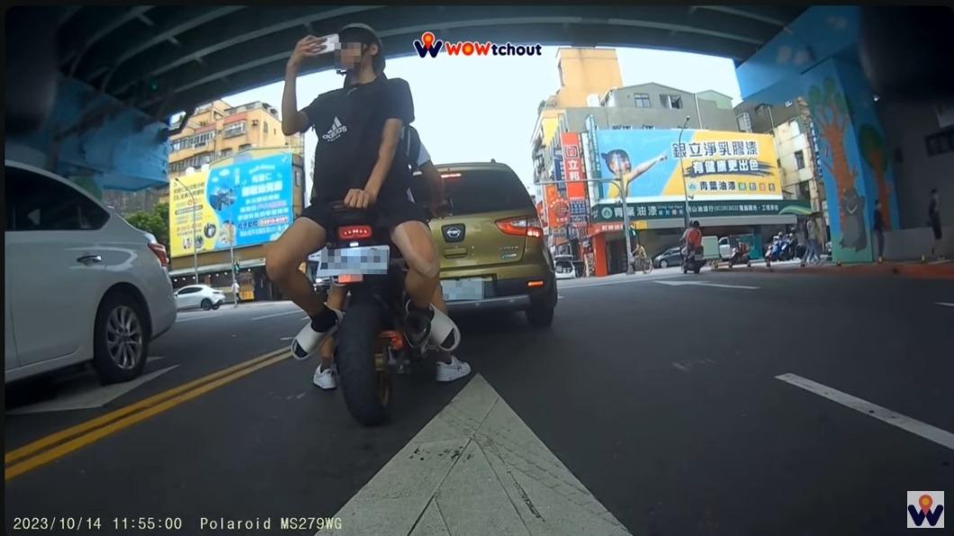 後座少年頻拿起手機拍攝景象。(圖/翻攝自WoWtchout YT)