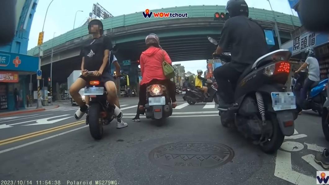 重陽大橋驚見機車乘客「反坐」 路人全看傻:猴子警報器?