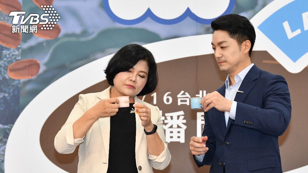 蔣萬安今出席台灣咖啡節活動,與雲林縣長張麗善示範手沖咖啡。(圖/胡瑞麒攝)