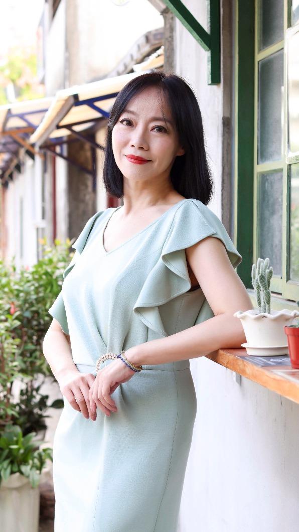 范瑞君非常開心，覺得沒有資格代表個人客氣。（圖／金星文創提供，服裝提供：iROO）