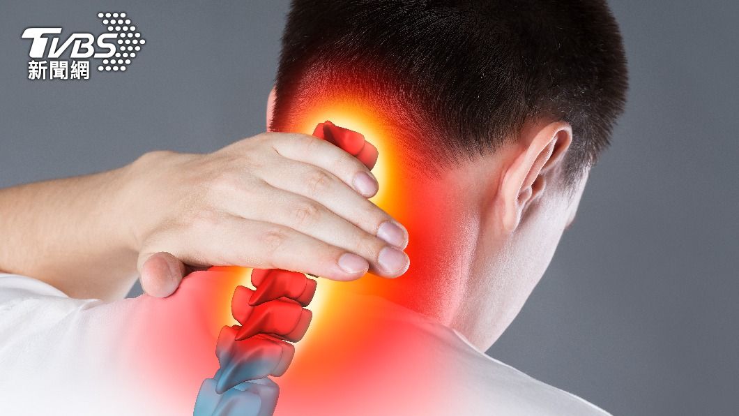 男大生脖子疼痛、手臂發麻仍不以為然。(示意圖,非當事人/shutterstock達志影像)