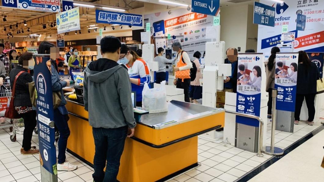 假日於量販店購買家電單筆消費滿4000元,即享家樂福商店街、美食街的200元現金折價券。(圖/家樂福提供)