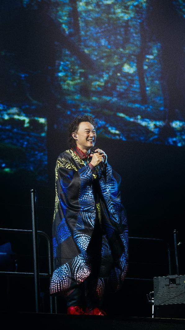 陳奕迅下顎骨和下巴傷勢嚴重,縫合30多針後正在休養中。(圖/環球音樂提供)