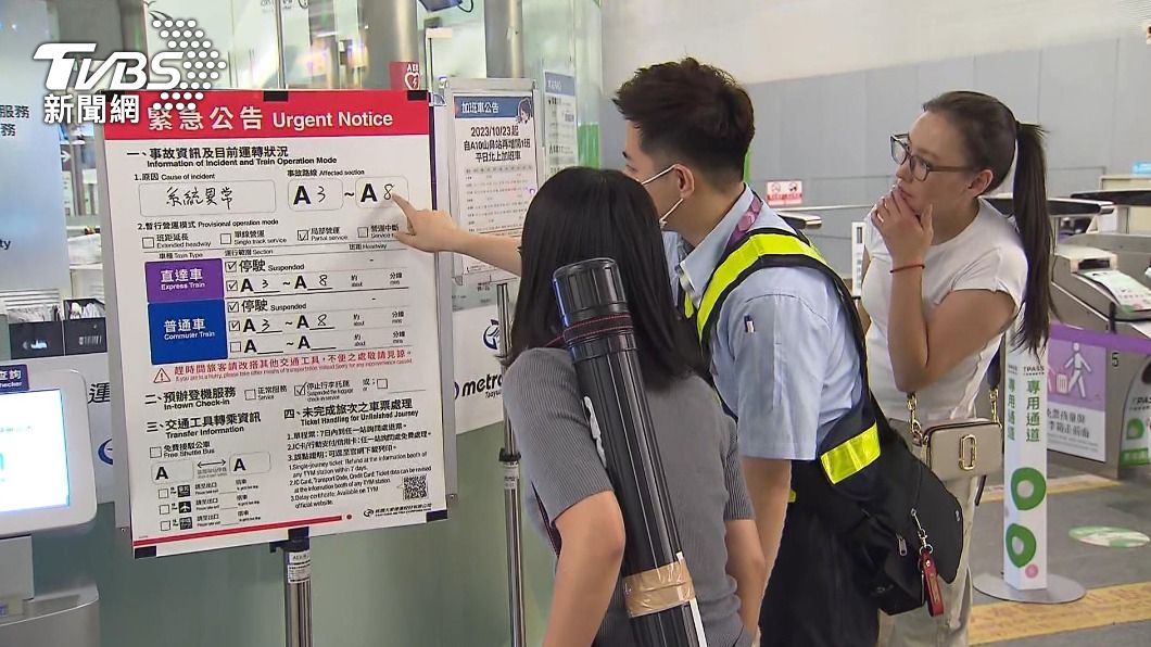 機捷系統異常千乘客受影響 民眾摸黑走軌道