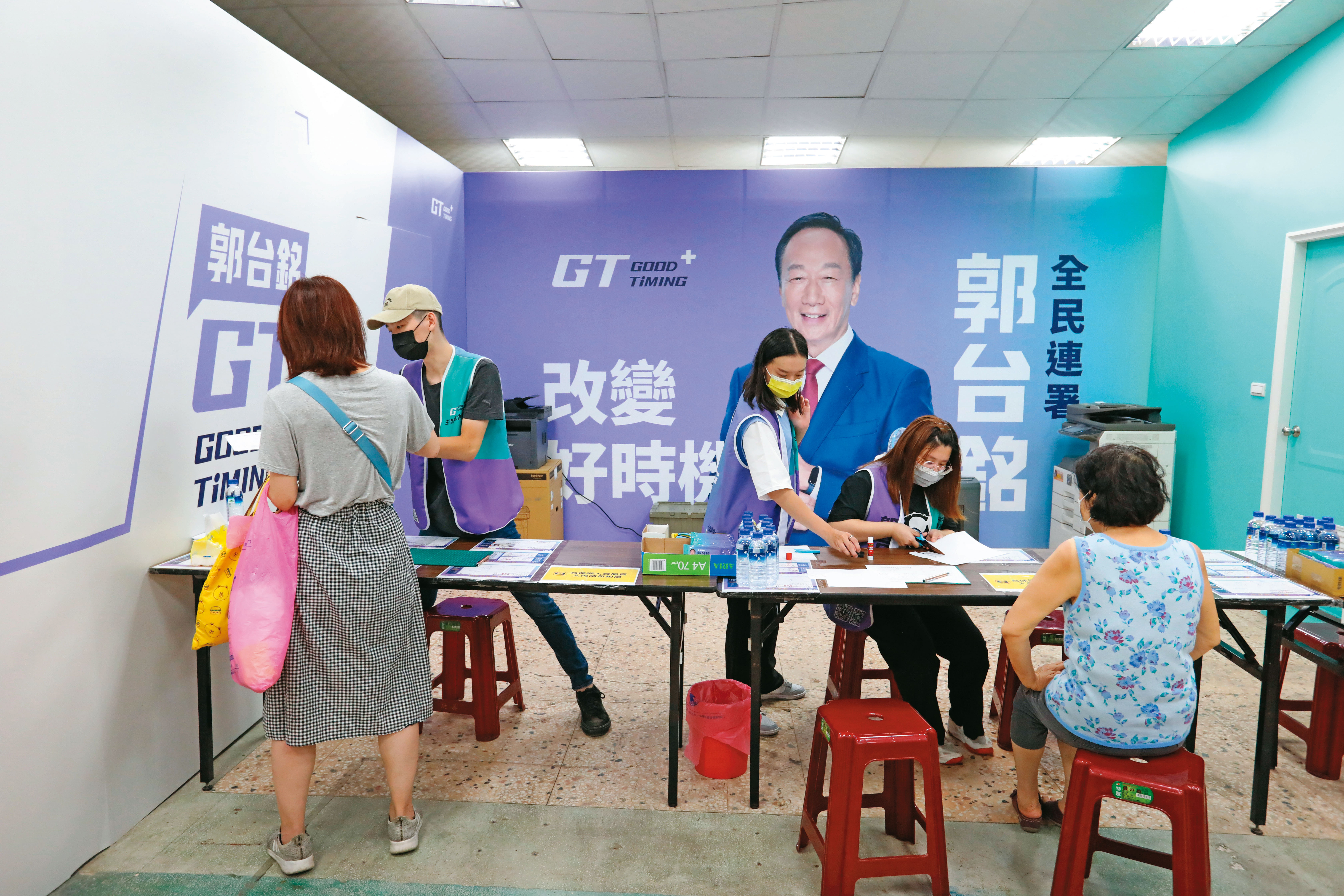 郭台銘在各縣市的3百多個連署站點,進可攻退可守,一旦與柯營合作,就將轉換成類黨部。(圖/鏡週刊)
