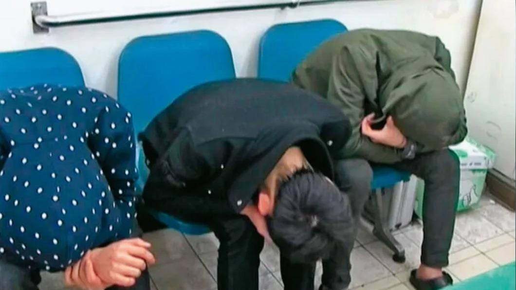 警方逮捕盜墓嫌犯，查出他們半年內犯案上百件。（圖／東森新聞提供）