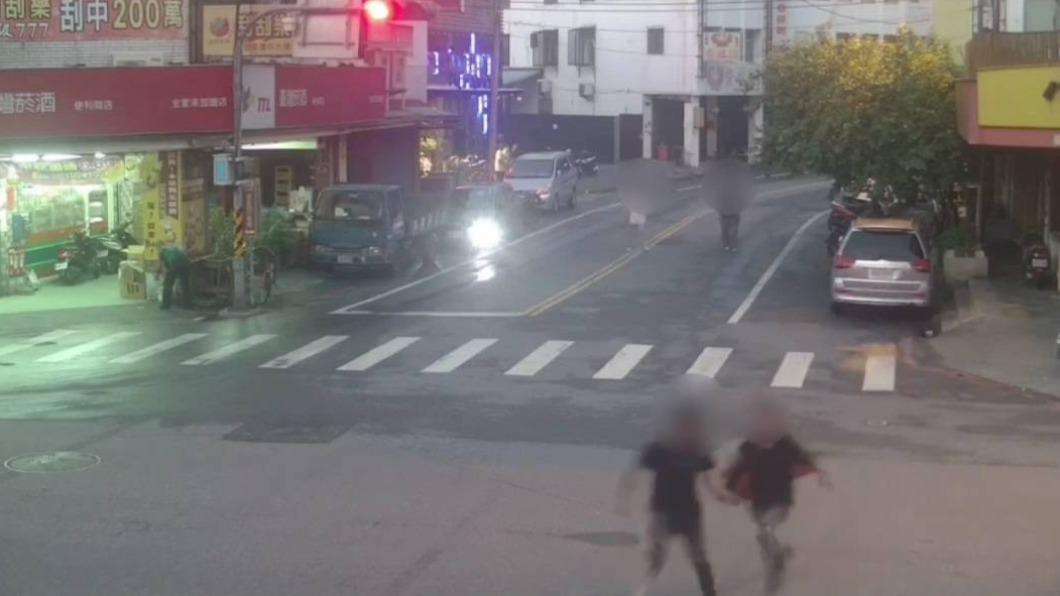 只是互看一眼!街頭三打一 男跑進店家求救