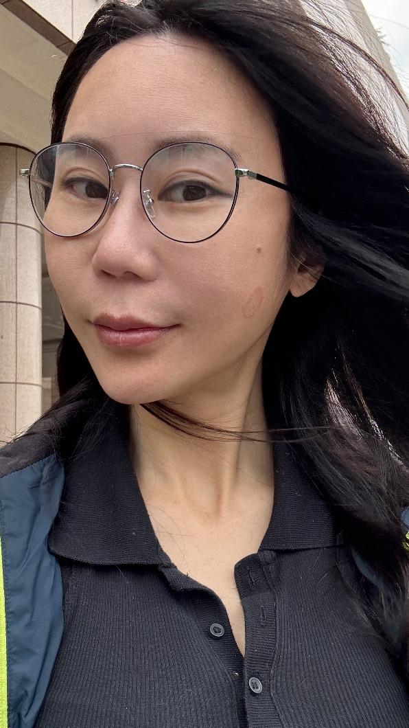 安晨妤臉上有吻痕引人注目。(圖/開店一二三提供)