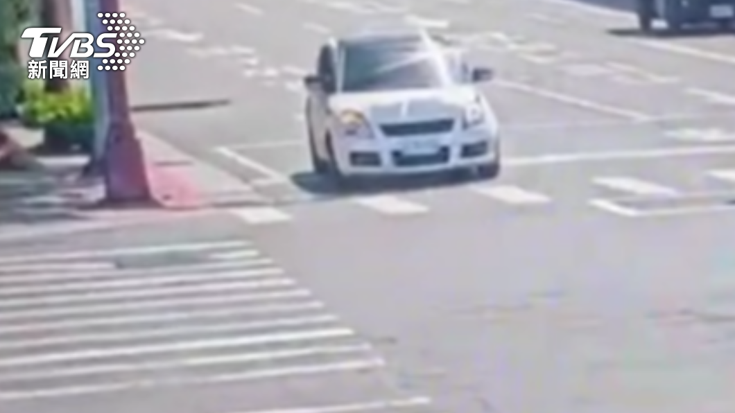 情侶倆在停等紅綠燈時於車內爆發爭執。（圖／TVBS）