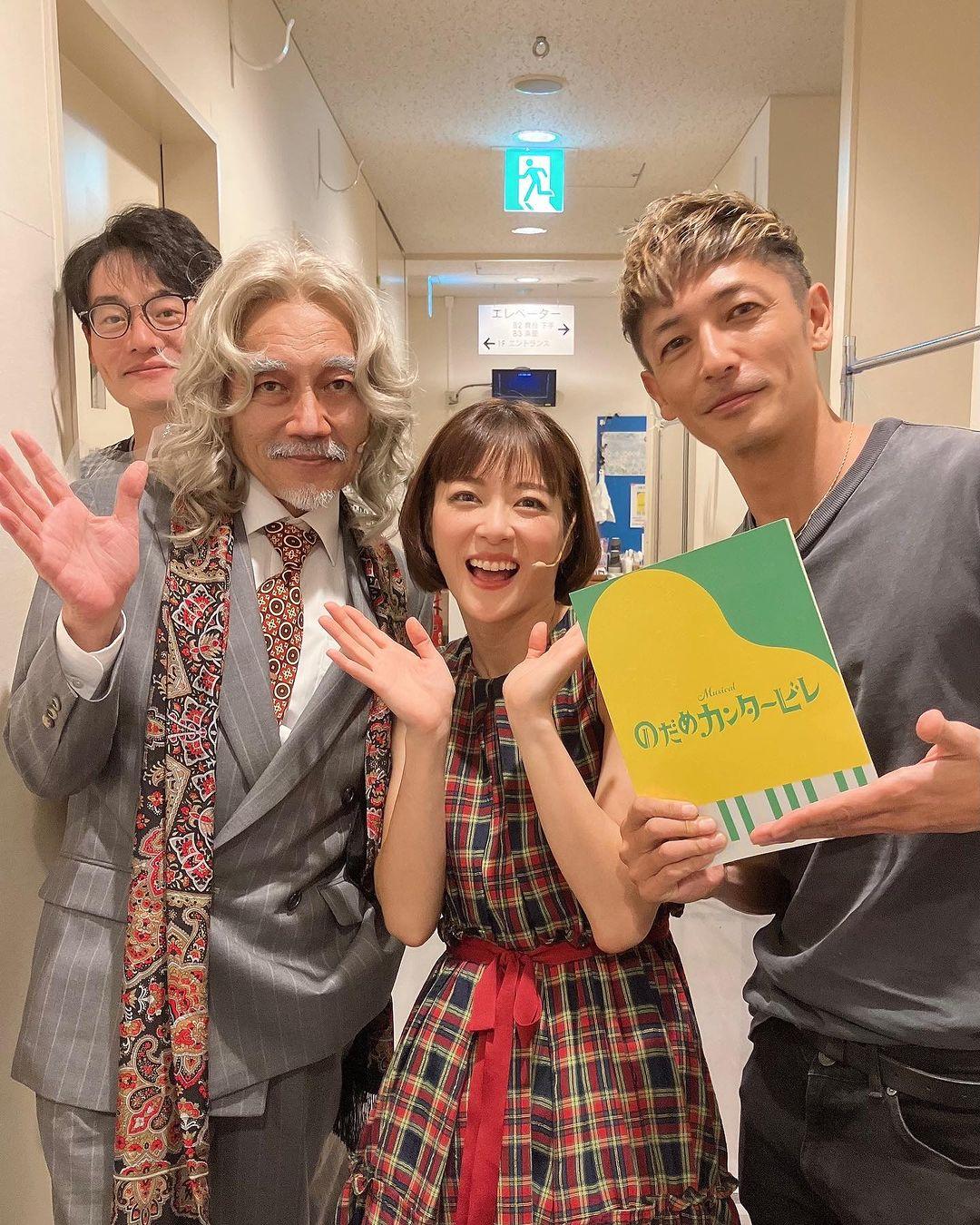 上野樹里(右二)、竹中直人(左二)演出《交響情人夢》音樂劇,玉木宏(右一)也來觀賞。(圖/翻攝自上野樹里IG)