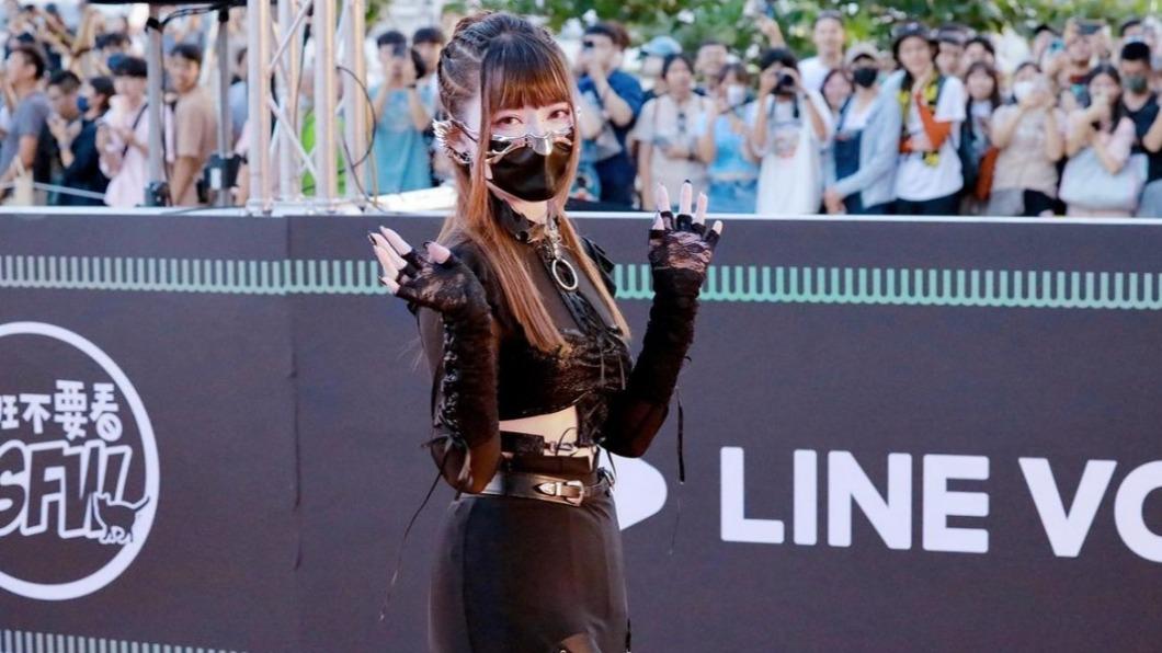 走鐘獎典禮出現「薄紗正妹」 下身露到剩內褲!本尊神到了