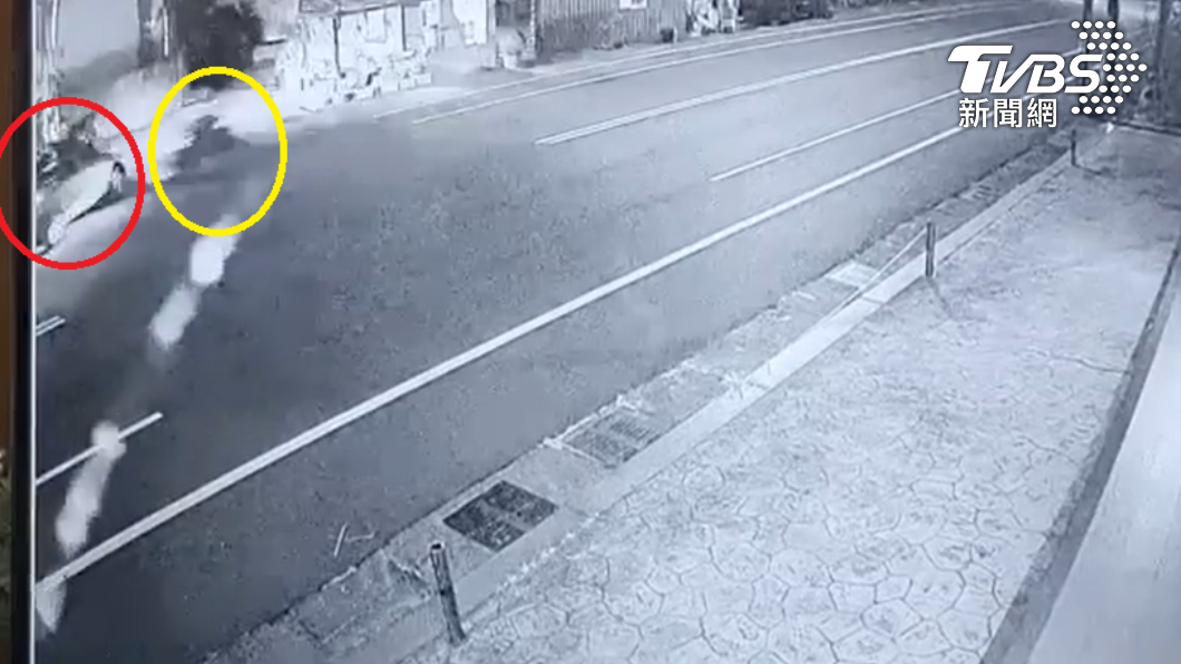兩車在巷口發生碰撞。(圖/TVBS)