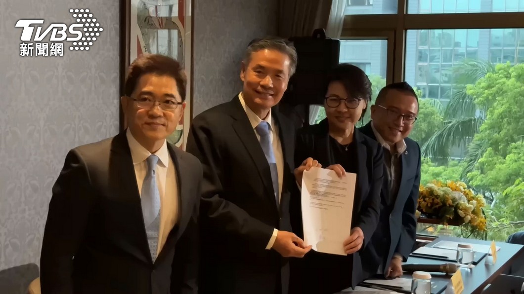 民進黨北市黨部回應,周榆修(右1)已觸犯黨紀、必須除名。(圖/TVBS資料畫面)