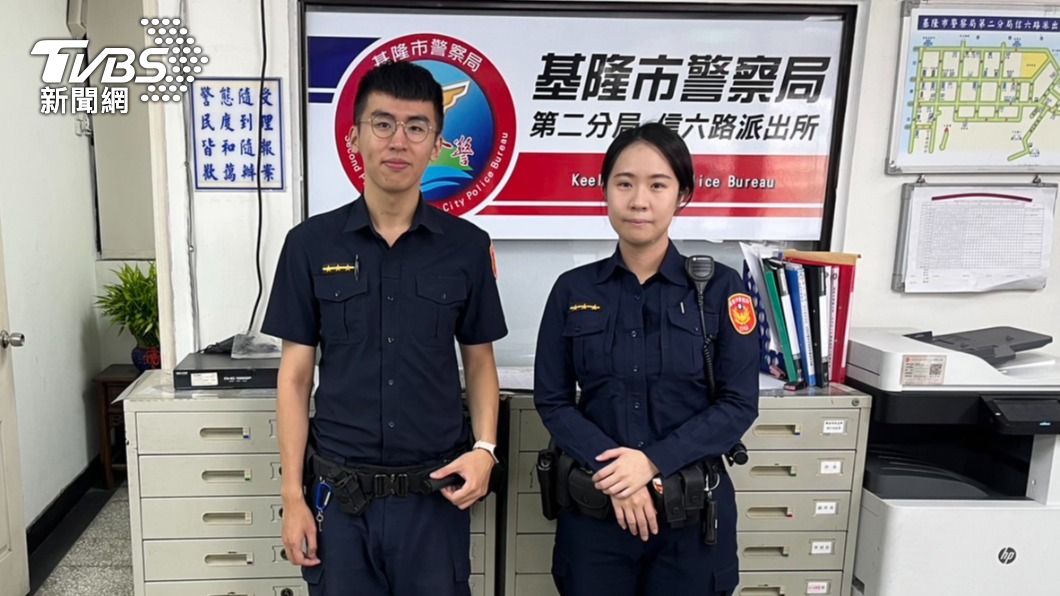 警員張巧頴、洪紹閔協助女子聯繫家屬。（圖／TVBS）