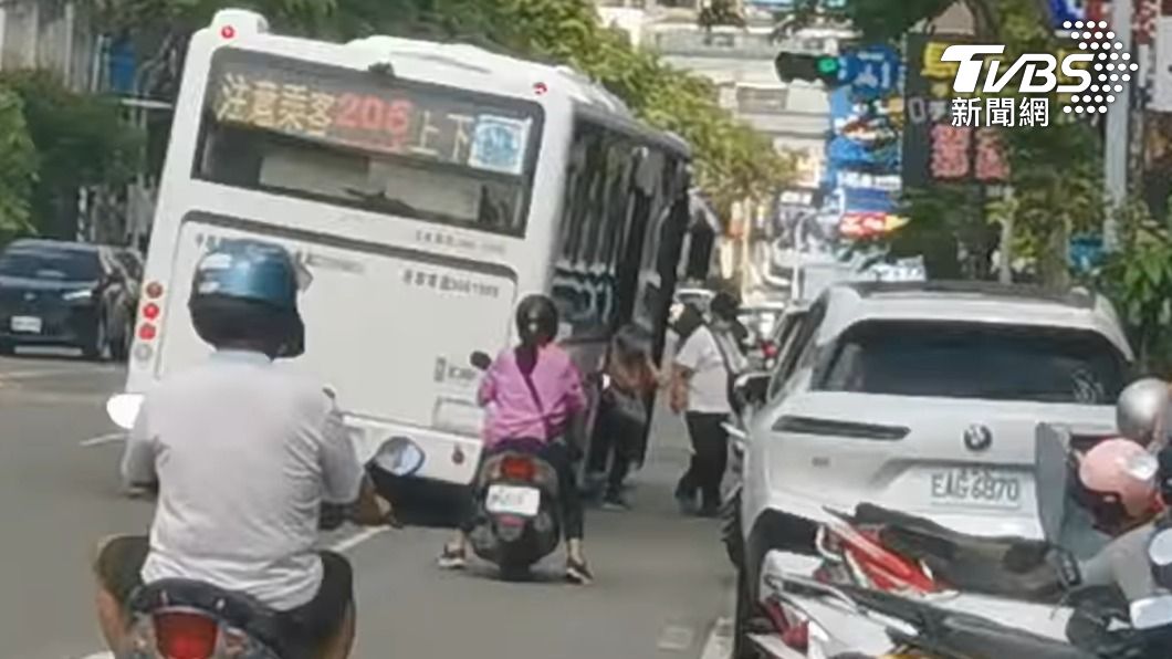 低底盤公車跪傾模式方便乘客下車 (畫面取自路上觀察學院)