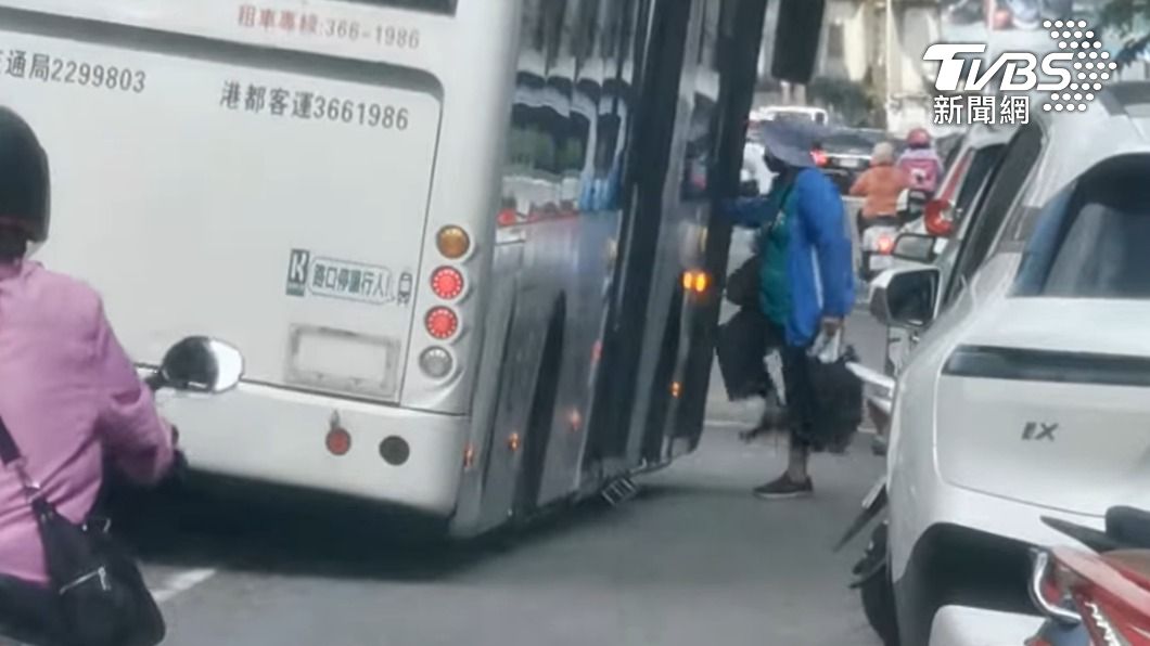 低底盤公車跪傾模式方便民眾上下車(畫面取自路上觀察學院)
