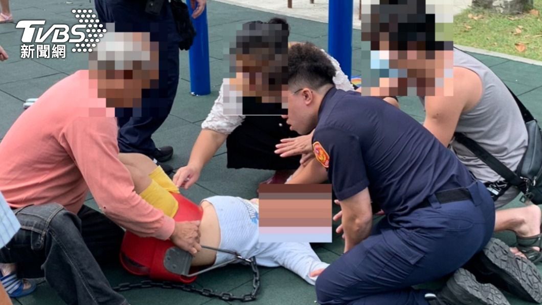 6歲女童屁股卡鞦韆大腿紅腫 痛到拍飛員警眼鏡