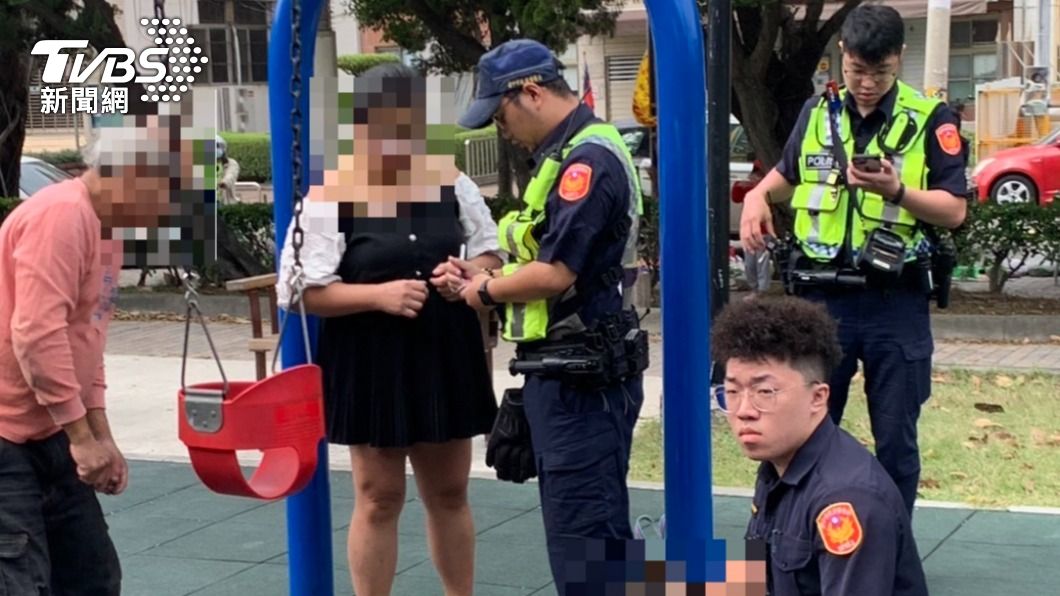 警方和善心民眾一起把鞦韆拆下。(圖/TVBS)