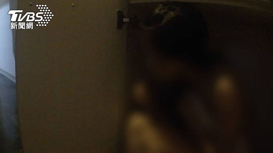 阮姓越南女服務生與24歲男性客人正在進行性交易。(圖/TVBS)
