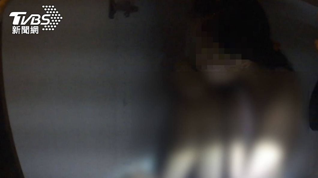 正在爽辦事台南警突襲...小鮮肉與越南阿姨「光溜溜」躲衣櫃
