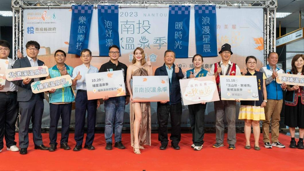 安妮與南投縣副縣長王瑞德(右6)、國姓鄉鄉長邱美玲(右5)及交通部觀光署日月潭國家風景區管理處秘書涂振昇(左4)、議員簡千翔(左5)及各溫泉協會產業代表合影。(圖/南投縣政府提供)