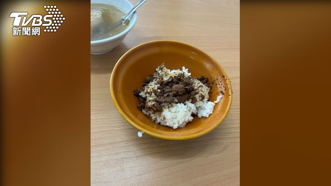 這個份量..?20元「肉燥飯」僅5分滿 網:吃兩口就沒了