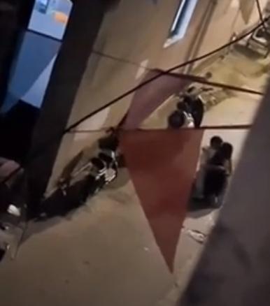 小情侶巷內親熱被民眾目擊。(圖/翻攝自微博)