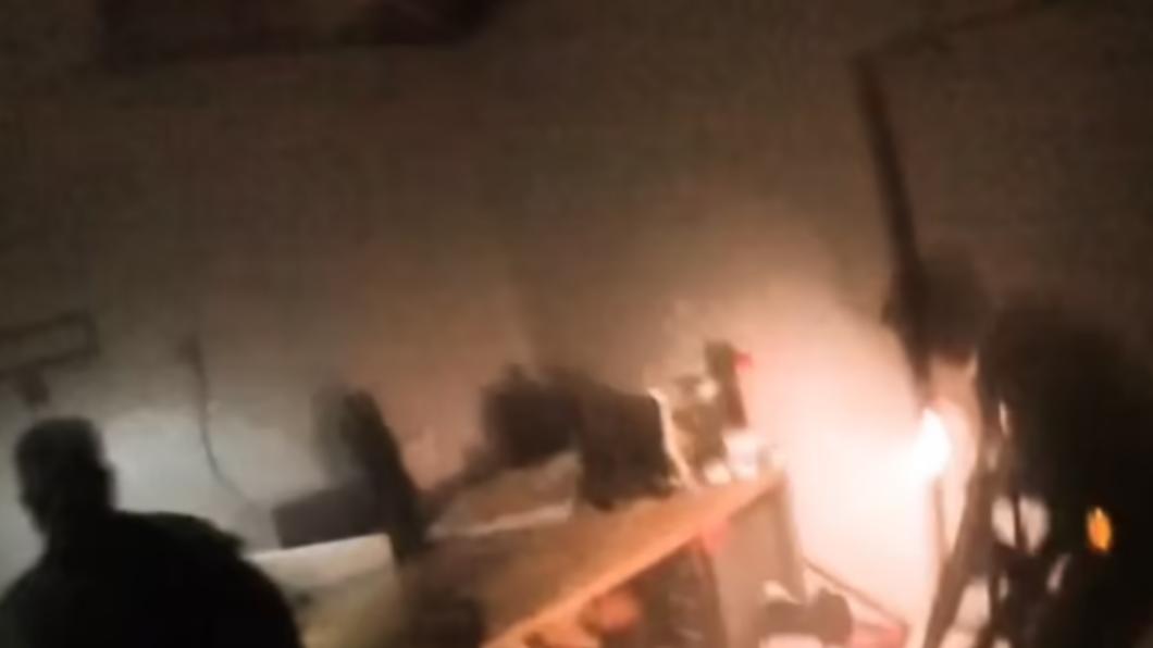 武裝分子為了近距離槍擊女兵，特地搬開椅子。（圖／翻攝自每日郵報）