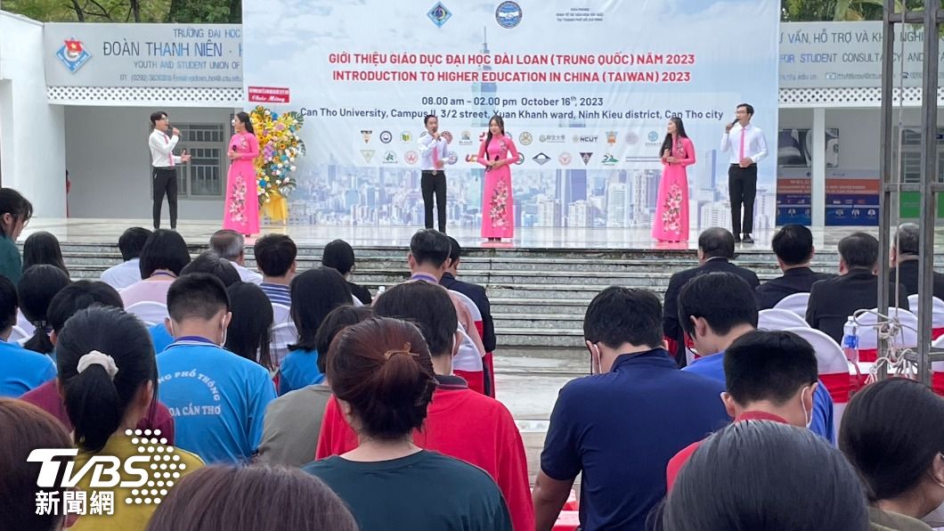 台灣出資在越南辦教育展 背板被迫寫「中國台灣」