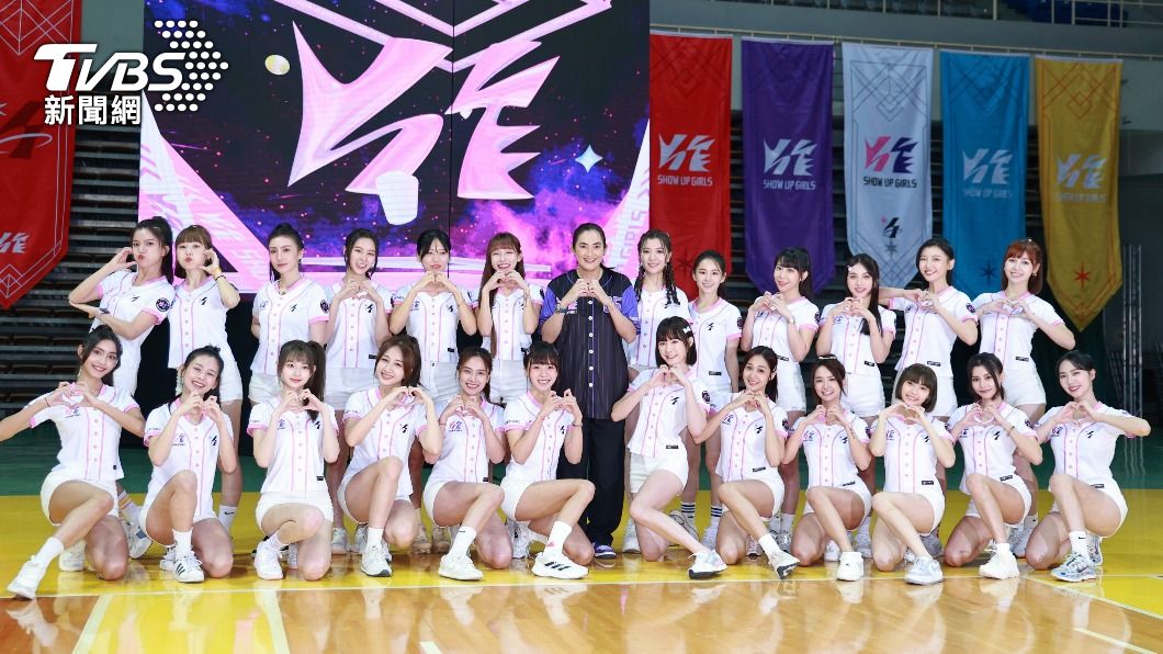 《炸裂吧女孩》集結24位各領域的女孩們一起組團,錢薇娟(中)擔任召集人。(圖/黃城碩攝)