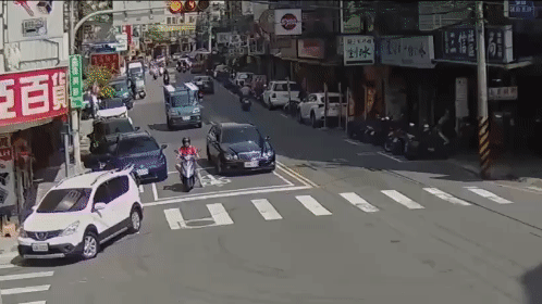 有片/油門當剎車!7旬翁「倒退嚕」暴衝 撞進蘆洲鎖印行