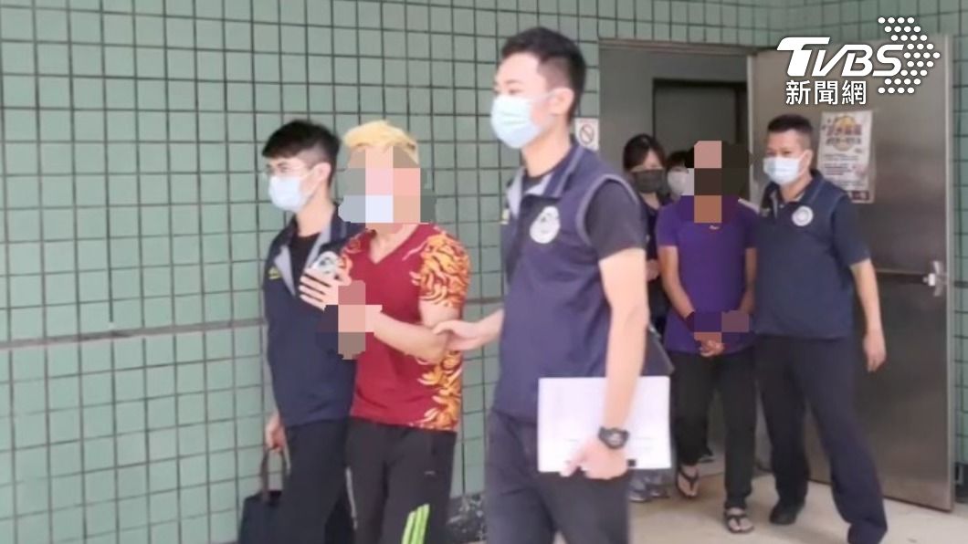 移民官押解集團成員前往嘉義地方檢察署複訊