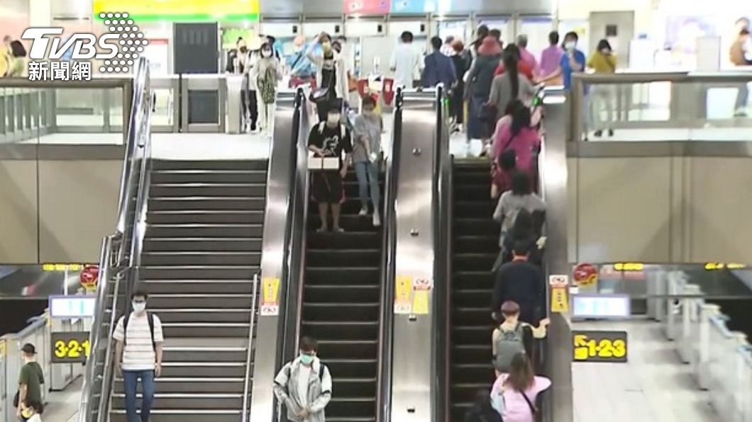 台人搭乘手扶梯會默契的「靠右站」。(圖/TVBS資料照)