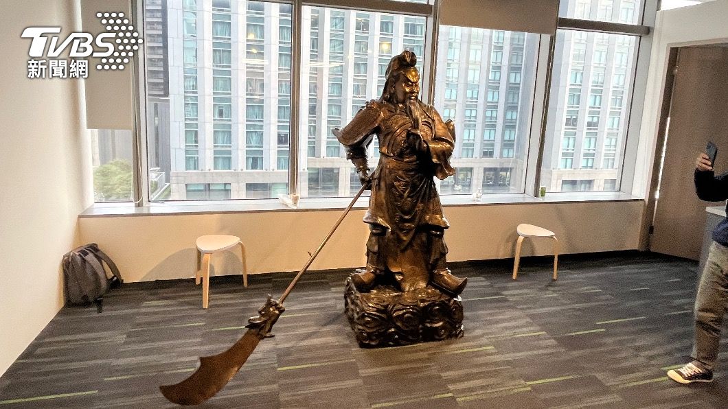 競辦關公像「青龍偃月刀」突墜地!命理師警告侯友宜會出大事