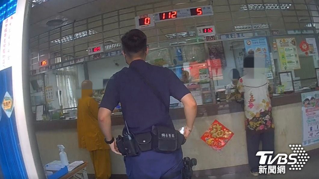 員警苦口婆心的勸阻後,才讓楊男意識到遭到詐騙。(圖/TVBS)
