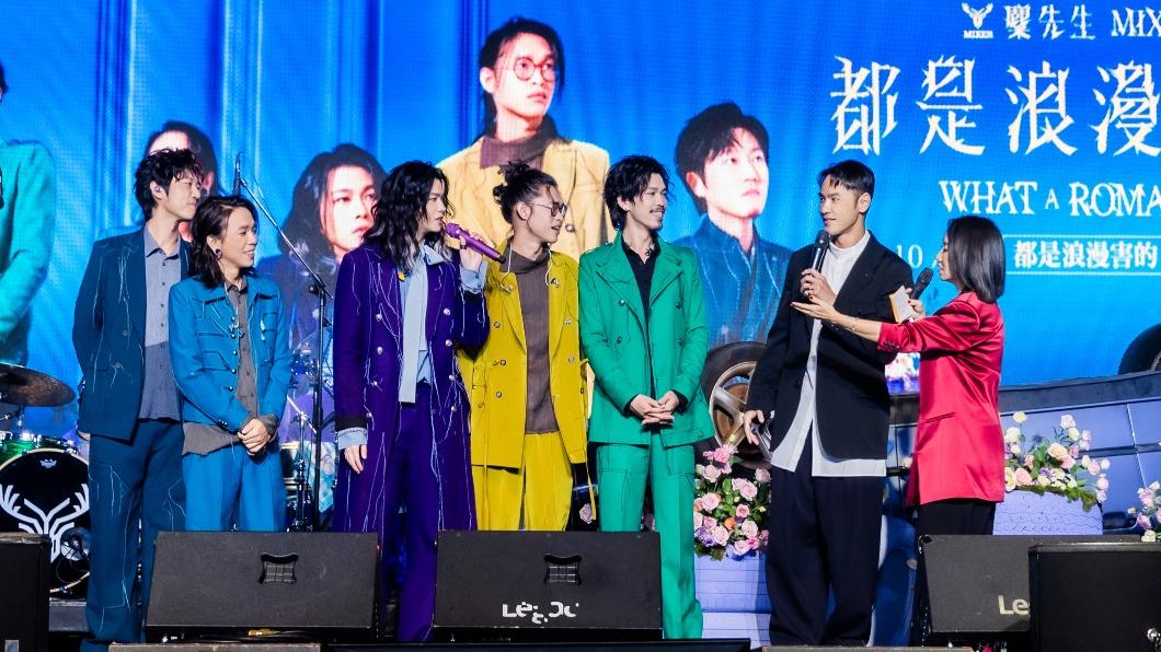 主持人陶晶瑩(右)一直對麋先生喊「超派」,就連小天也忍不住跟著喊。(圖/相信音樂提供)