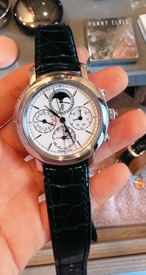 要價700多萬元的AP名錶Jules Audemars Grand Complication,竟一度被吳取得並兜售。(讀者提供)