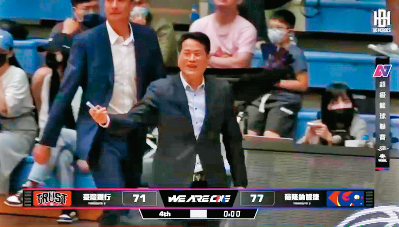 時任裕隆總教練邱大宗(圖)對吳季穎在比賽已無懸念、對手也無意防守下搶投3分球,攤手表示疑惑。(翻攝BE HEROES YouTube)