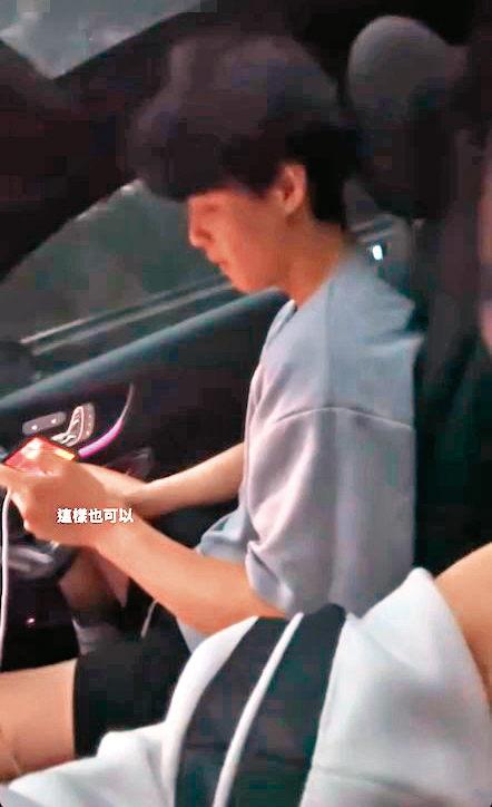 國慶連假期間,吳季穎(圖)一邊開車、一邊滑手機,載著裕隆小公主出遊。(讀者提供)
