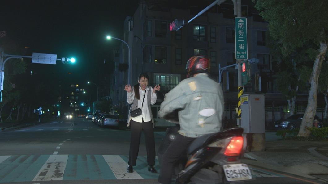 李又汝上演車禍喬段相當驚險。(圖/民視提供)